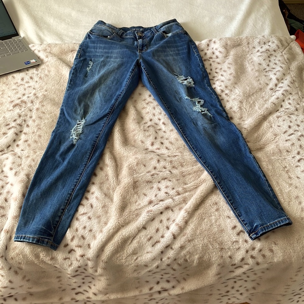 maurices low rise distressed jeans size medium regular